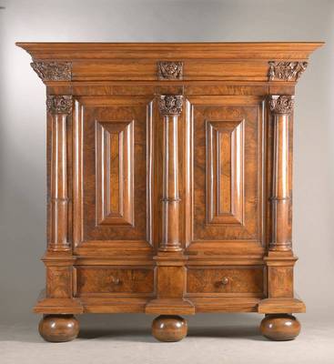 Norddeutscher Barockschrank, wohl Hamburg, sog. Hamburger Schapp, um 1710-20, Nussbaum-u. Wurzelnussfurnier auf Eiche- u. Weichholzkorpus, mächtiger ...