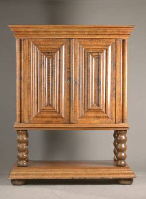 Wellen- bzw. Nasenschrank als Stollenschrank, wohl Frankfurt, um 1700, Nussbaum querfurniert, 2-türig, tief eingekehlte Nasen, schöne Patina des ...
