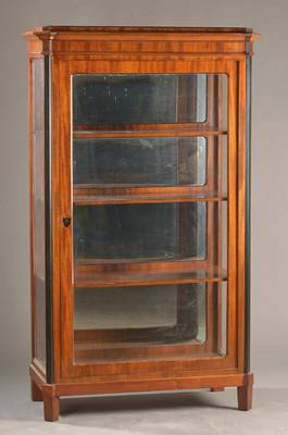Vitrine im Biedermeier-Stil, um 1900, Mahagoni auf Weichholzkorpus, 1-türig, 3- seitig verglast, 3 Einlegeböden, partiell geschwärzte ...