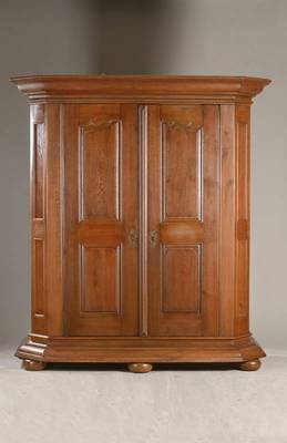 Barockschrank, wohl Pfalz / Frankreich, um 1770, Eiche massiv, 2-türig, weit ausladendes Gesims u. Sockel, obere Kassetten geschweift, Seiten ...