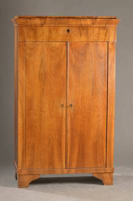 Biedermeier-Dielenschrank, wohl Österreich, um1830/40, Nussbaumfurnier auf Weichholz, 2-türig, 1- schübig, Kopf mit Kantprofil, einzelne Teile ...