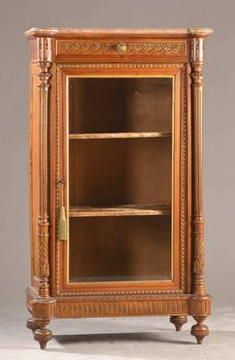 Salonvitrine, wohl Frankreich, um 1910/20, Mahagoni auf Eichekorpus, 1-türig, fac. verglast, Kopfschub, Vollsäulen über Eck, Innen samtbezogen, ...