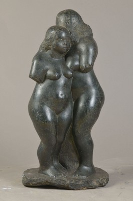 Georg Strobl, geb. 1897 Wasserburg/Inn, Karlsruher Bildhauer, große Skulptur: zwei Frauen, wohl Granit auf eiserner drehbarer Scheibe, ca. 68 x 33 x ...