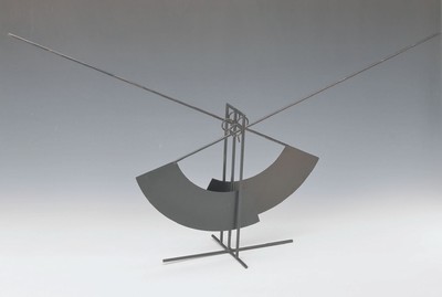 Monogrammist A.H. datiert 73, kinetische Skulptur, Metall schwarz lackiert, sich gegenläufig bewegende Flügel, H.ca. 30.5 cm, leichte Gebr.-spuren
