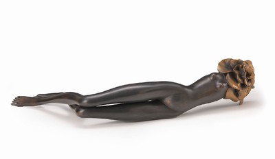 Bruno Bruni, geb. 1935 Gradara, ansässig in Altona, Bronzeskulptur, liegender Akt mit Rose, "Femme aux roses", angewinkelte Knie, ...