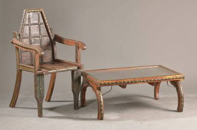 Orientalische Sitzgruppe mit 2 Armlehnstühle u. niedrigem Tisch, um 1960/70, Eisenholz u. Messingbeschläge, Tisch mit Glasplatte, schwere ...