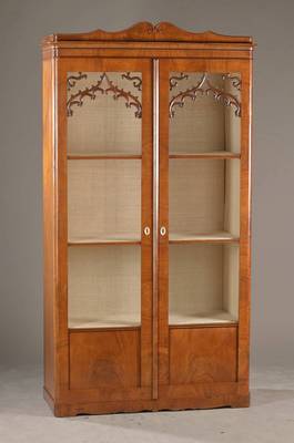 Spätbiedermeier-Vitrine, mitteldeutsch, um 1840/50, Mahagonifurnier, 2-türig, Innenleben mit 3 Einlegeböden mit Stoff bezogen, verglaste Türen ...