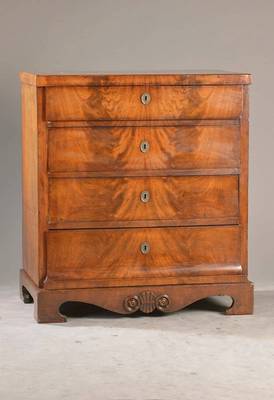 Biedermeierkommode, norddeutsch, wohl Raum Hamburg, um 1830/40, Mahagonifurnier auf Weichholzkorpus, 4-schübig, geschweifte Sockelzarge , Reste ...