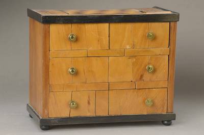 Biedermeier-Modellkommode, süddeutsch, um 1800/1810, dreischübig, Weichholzkorpus, Front mit dickem Nußbaumfurnier, gespiegelt verlegt, Kanten ...