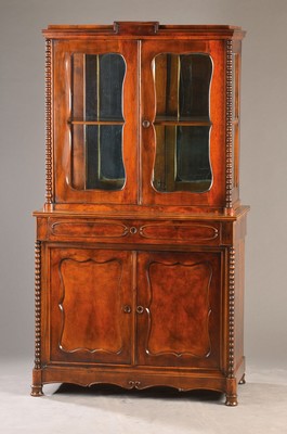 Spätbiedermeierliche Aufsatzvitrine, mitteldeutsch, um 1850/60, Nussbaumfurnier auf Weichholzkorpus, 2-teilig, Unterteil 2-türig u. 1-schübig, ...
