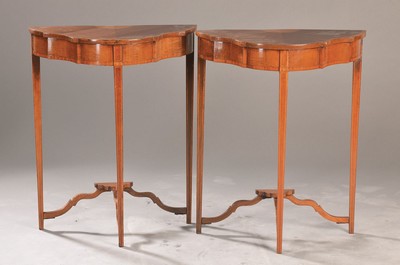 Paar Konsoltischchen, wohl England, um 1900, im Sheraton-Stil, konische Vierkantbeine, geschweifte Deckplatte mit Intarsienarbeit, jeca. 68x56x27 cm