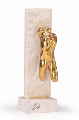 Zeitgenössischer Künstler, Männlicher Torso, Metallguß vergoldet auf Marmor-Stele montiert, am Sockel signiert, Klebespur, Gesamth. ca. 26cm