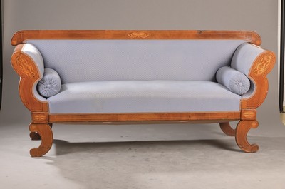Biedermeiersofa, deutsch, um 1835/40, Mahagonifurnier auf Weichholzkorpus, feine Fadenintarsien, selten hohe u. geschweifte Beine, Seiten mit ...