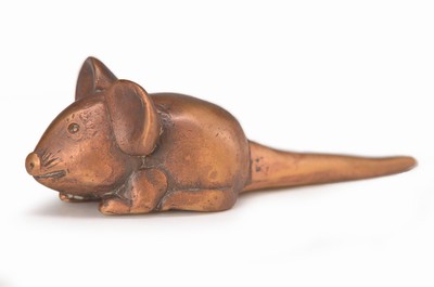 Gernot Rumpf, geb. 1941 Kaiserslautern, Bronzefigur, kleine Maus, 3.5 x 11 cm, monogrammiert