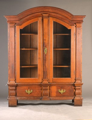 Umgebauter mitteldeutscher Barockschrank, sek. verglast, 18.Jh., Eiche massiv, 2-türig, 2 Sockelschübe, im frühen 20.Jh. zum Vitrinenschrank ...