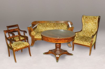 Salongruppe bestehend aus Tisch und vier Armlehnstühle, um 1900, Mahagoni/Pyramidenmahagonifurnier, Ahorn-Fadenintarsien, Empire-Stil, , Tisch mit 2 ...