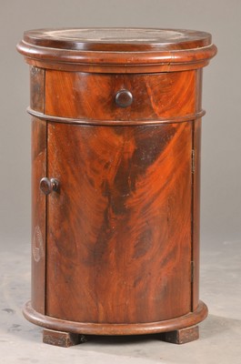 Trommelschränkchen, Mitte 19.Jh., deutsch, Mahagoni auf Eichekorpus, 1-schübig, 1-türig, Alterssp., Wasserfleck auf Platte, H. ca. 62 cm , D. ca. ...