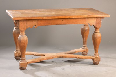 Barockstil-Tisch, deutsch, um 1880, Eiche massiv, Balusterbeine mit geschweifter X-Versproßung, geschweifte Zarge mit Zargenschub, Platte ...