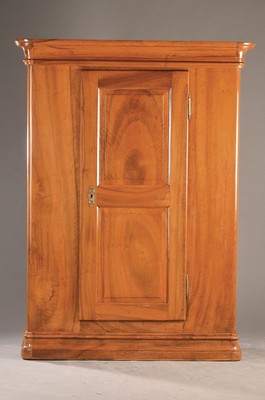 Odenwaldschrank, deutsch, um 1830, Biedermeier, Nussbaum massiv, 1-türig, regionstypisch sehr schöne breite Lisenen, profilierter Sockelkranz, ...