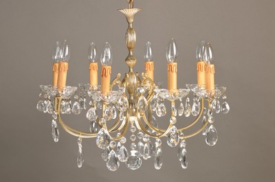Deckenlüster, 20.Jh., Silberne Messingmontur, geschweift u. graviert, Tropfenbehang, 8 Brennstellen, Elektrifizierung nicht geprüft, H. ca. 69 cm, ...