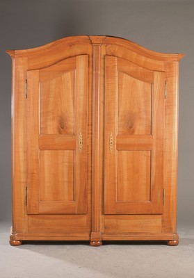 Barocker Spaltschrank, Bodensee, um 1800, Kirschbaum massiv, auf Rahmen gearbeitet, innen mit Einlegebretter, Schlagleiste kanneliert, 2-türig, ...