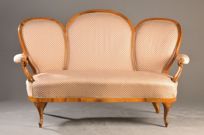 Spätbiedermeiersofa, deutsch, um 1860/70, Nussbaum, Rückenlehne 3-fach gegliedert, Bezug u. Polster mit Gebr.-Sp., ca. 106x176x83 cm