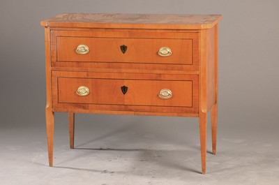 Klassizistische Kommode, süddeutsch, um 1800, Kirschbaumfurnier auf Weichholzkorpus, 2-schübig, orig. Beschläge, wappenförmige ...