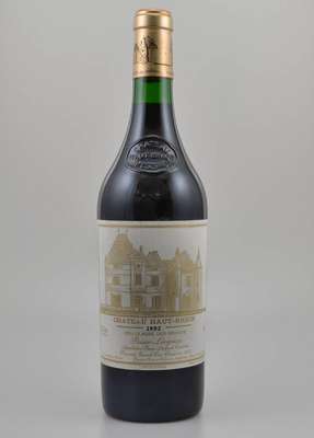 1 Flasche 1992 Chateau Haut Brion, Pessac-Leognan, Premier Grand Cru Classe, ca. 75 cl, 12,5 5 Vol., Abstand zwischen Kapsel und Wein: ca. 1,5 cm, ...
