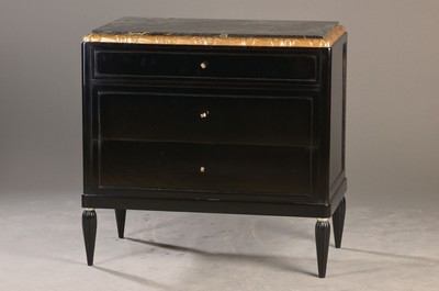 Franz. Kommode, im Art-Deco-Stil, 20. Jh., Korpus Eiche schwarz gelackt, Ornamente partiell silberfarben gefaßt, 3-schübig, mit Schlüssel, Platte ...