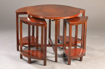 sog. Nest-of-Tables, 5-teiliges Beistelltischchen-Set, 20. Jh., Wurzelnussholz, runder Beistelltisch mit unterschiebbaren kleinere Tischchen, H.ca. ...