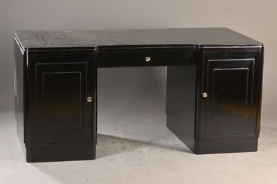 Art-Deco-Schreibtisch, wohl Frankreich, 30er Jahre, Mahagonikorpus schwarz gelackt, 2 Seitenkäste je mit 3 engl. Zügen, Knieöffnung mit Schub, ...