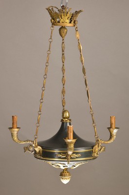 Deckenlüster im Empire-Stil, wohl Frankreich, frühes 20.Jh., 3 Brennstellen an Metallkörper befestigt, fein ausgearbeitete Schwanen- u. anderen ...