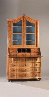 Aufsatzsekretär, sog. Secretaire á trois corps, süddeutsch, um 1750, Nussbaumfurnier auf Weichholzkorpus, 3-teilig, Kommode 5-fach geschweift u. ...