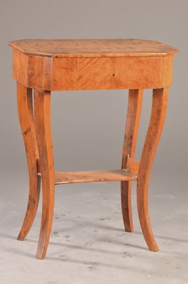 Beistelltischchen, im Biedermeier-Stil, 20.Jh., Birkenfurnier, 4 geschweifte Beine, untere Etage, ca. 74x57x37 cm