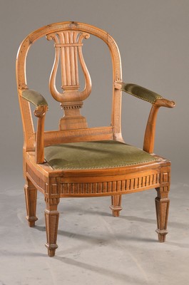 Armlehnsessel, Klassizismus, um 1770-1800, Nussbaum massiv, fein klassizistisch gearbeitet mit Kanneluren u. Lyra-Rückenlehne, Reste alten ...