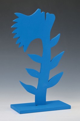 Ren Rong, geb. 1960, Pflanzenmensch, Skulptur, Holz blau bemalt, auf der Unterseite des Sockels signiert, datiert 1999, num. 64/100, ...