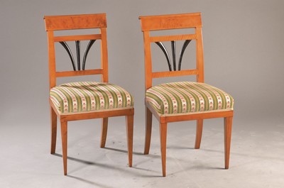6er Satz Biedermeier-Stühle, süddeutsch, um 1820/30, Nussbaum massiv, neu gepolstert u. bezogen, stiltypische Formgebung mit geschwärzter ...