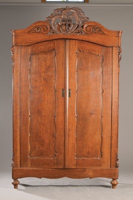 Louis-Philippe-Kleiderschrank, wohl Frankreich, um 1850/60, Eiche massiv, 2-türig, auf Rahmen gearbeitet, Innen Einlegeböden u. 3 Schübe, ...