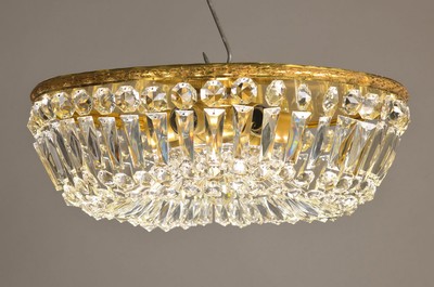 Deckenlampe, deutsch, 30/40er Jahre, reiches Glasgehänge, innen sechs Brennstellen, D. ca. 46 cm, H. ca., 13 cm, Elektrfizierung nicht geprüft
