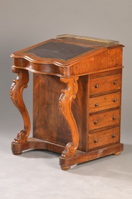 Kleiner Davenport-Sekretär, England, um 1860, Nußbaum, aufklappbar, seitlich vier Schübe, Beine reich geschnitzt, Messingbalustrade, starke ...
