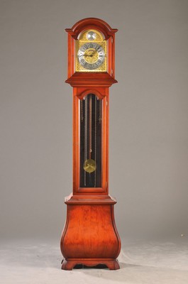 Standuhr, Schmeckenbecher, um 1980, Holzgehäuse in Mahagonioptik, Messingbogenzifferblatt, versilberter Ziffernreif, massives Messingplatinenwerk ...