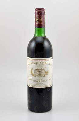 1 Flasche 1983 Chateau Margaux, Margaux, Premier Grand Cru Classe, ca. 75 cl, Füllstand: ca. top shoulder, Kapsel l. besch., unverkostet, 96 Parker ...