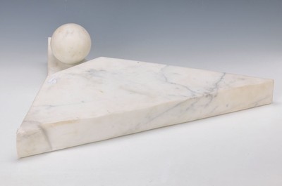 Monogrammist CB, datiert 91, Moderne Skulptur aus grau-geädertem weißen Marmor mit aufgesetzter Kugel, Ecken besch., ca. 40x64x16.5cm