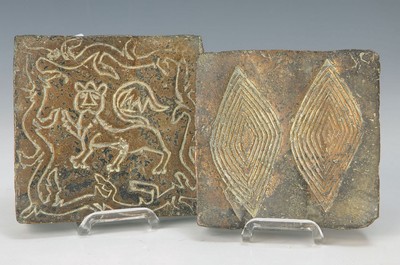 Wolf Spitzer, geb. 1940 Speyer, 2 Bronzeplatten, Dekor von Löwe von Ästen umrahmt bzw. ornamentalen Rhomben, je ca. 15x15cm bzw. 14x14cm