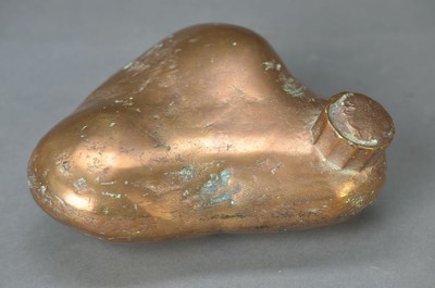 Wolf Spitzer, geb. 1940 Speyer, Stilisierter Herzbeutel, Bronzeguß, monogrammiert und dat. 82, ca. 7x15x15cm