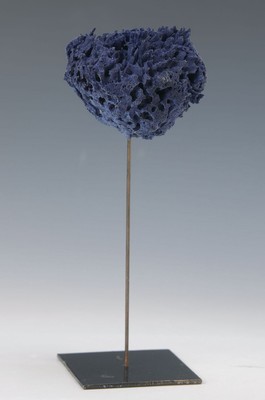 Zeitgenössischer Künstler, inspiriert von Yves Klein, Schwamm blau, aufgeständert, unsigniert, H. 22 cm, wohl aus den 80er Jahrenleichte ...