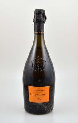 1 Flasche 1995 Veuve Clicquot Ponsardin La Grande Dame Brut, ca. 75 cl, 12,5 % Vol., Abstand zwischen Flaschenboden und Champagner: ca. 3 cm, ...
