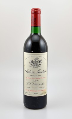 1 Flasche 1990 Chateau Montrose, Saint-Estephe, ca. 75 cl, 13 % Vol., Füllstand. ca. into neck, Etikett l. beschmutzt, unverkostet, Provenienz: Aus ...