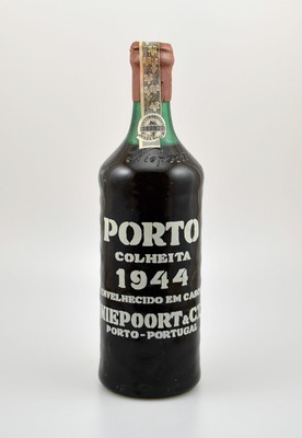 1 Flasche 1944 Niepoort Vintage Colheita Port , Füllstand: ca. top shoulder, Banderole und Kapselwachs l. besch., unverkostet, Provenienz: Aus einer ...