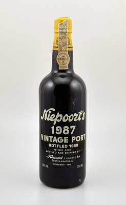 1 Flasche 1987 Niepoorts Vintage Port, ca. 75 cl, 20 % Vol., Füllstand: ca. top shoulder, guter Erhaltungszustand, unverkostet